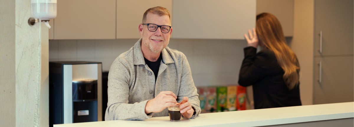 Debiteurenbeheerder met rust en overzicht aan de koffie