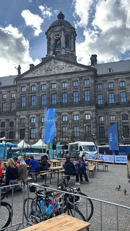 Het Koninklijk Paleis boven het evenemententerrein