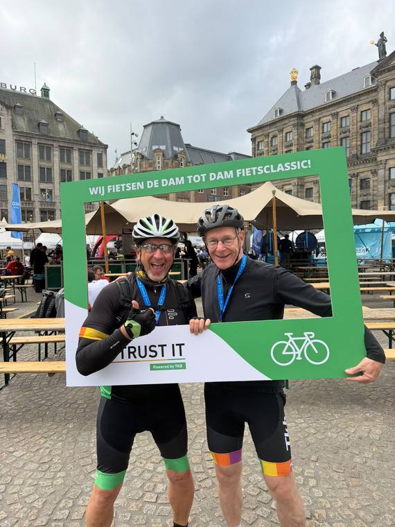 Twee fietsers met medaille bij de fotolijst