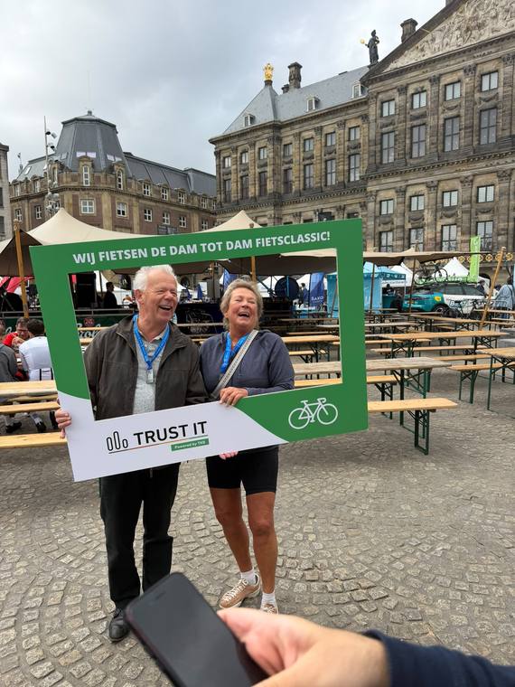 Twee deelnemers met medaille op de Dam