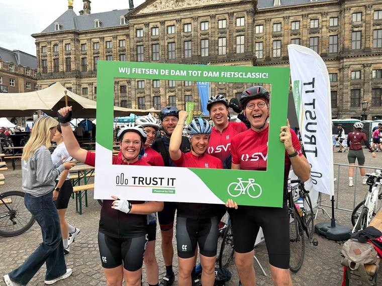 Ploeg in rode shirts viert de finish