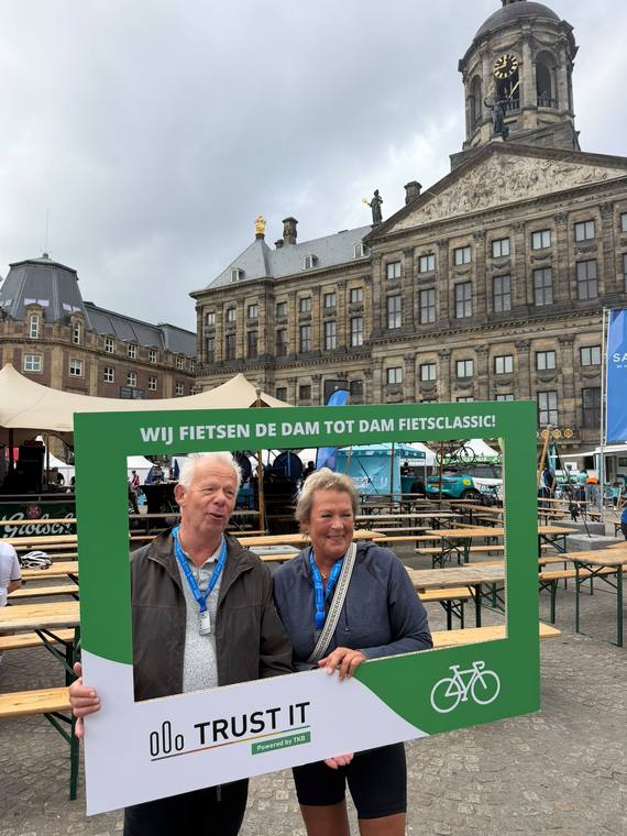 Twee deelnemers met hun finishmedaille