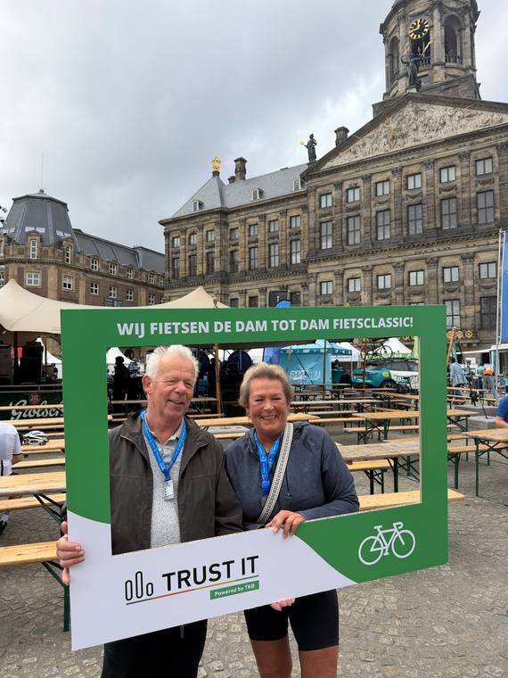 Twee deelnemers bij de fotolijst
