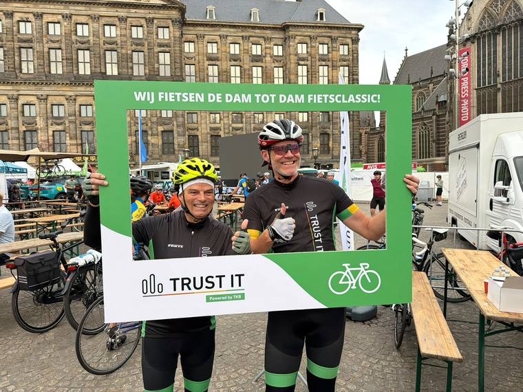 Twee fietsers proosten na de finish