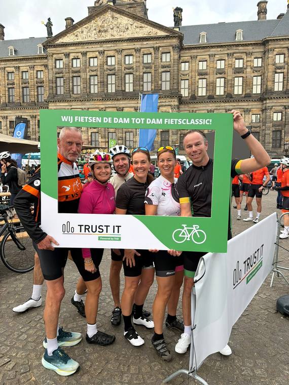 Grote groep deelnemers viert de finish