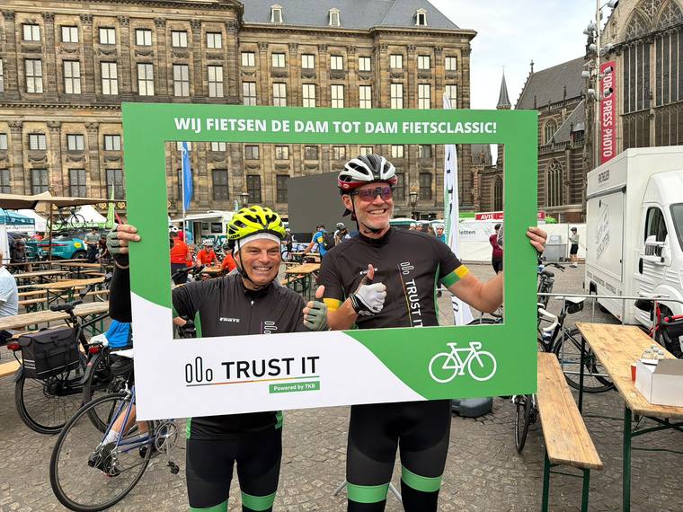 Twee fietsers met helm bij de fotolijst
