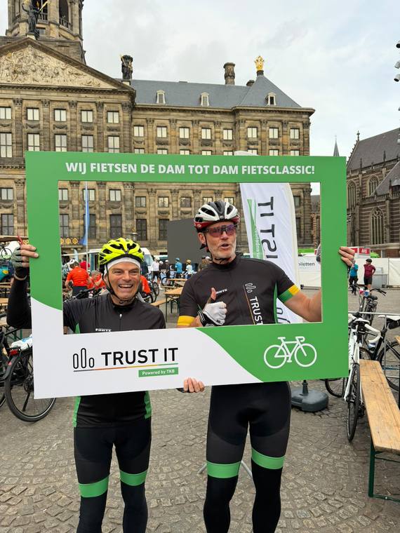 Fietser met helm bij de fotolijst