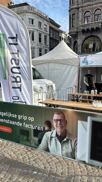 De TRUST IT-banner bij de stand op de Dam