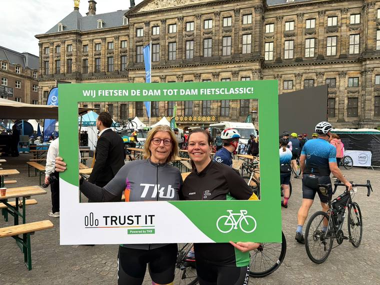 Twee deelneemsters in TKB-tenue