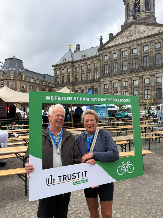 Twee deelnemers met medaille bij de fotolijst