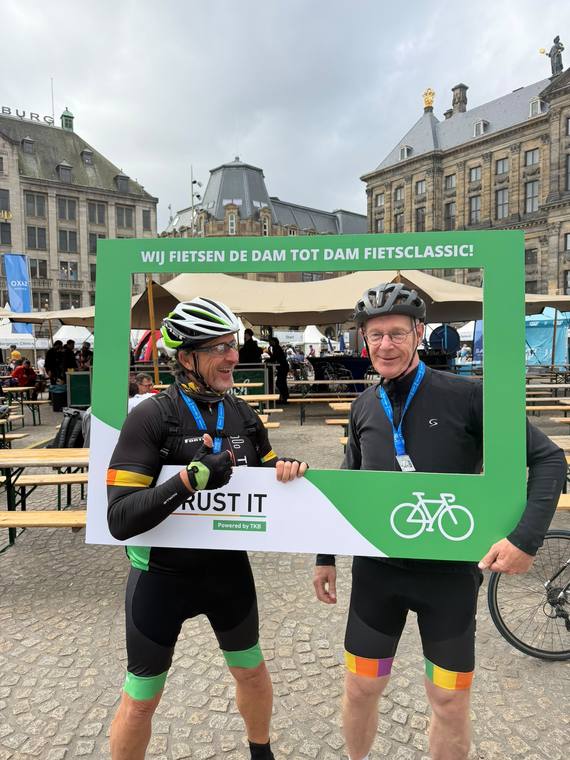 Twee fietsers met medaille bij de fotolijst