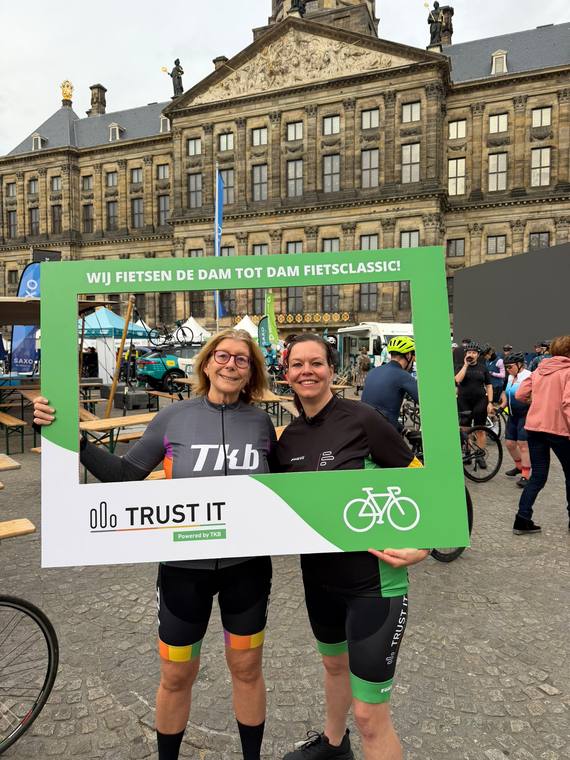 Twee deelneemsters in TKB-tenue bij de fotolijst