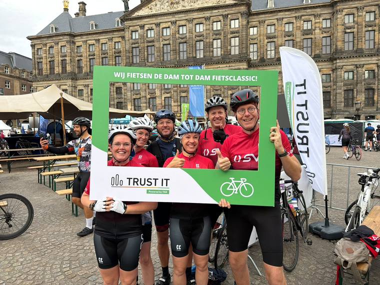 Ploeg in rode shirts bij de fotolijst