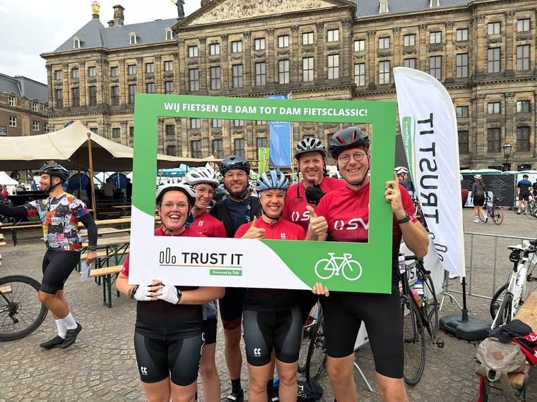 Ploeg in rode shirts na de rit