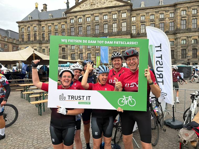 Ploeg in rode shirts juicht bij de fotolijst