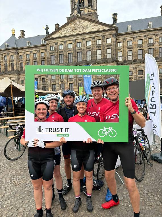 Ploeg fietsers bij de fotolijst