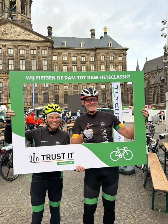 Twee fietsers bij de fotolijst