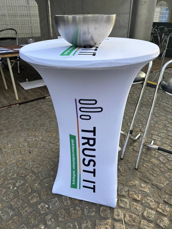 Statafel met TRUST IT-rok op het terrein