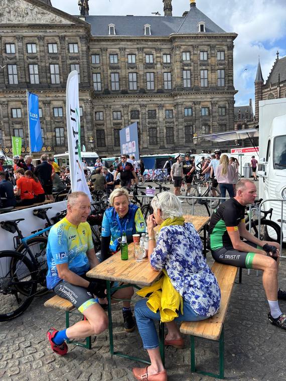 Deelnemers aan de picknicktafel na de rit