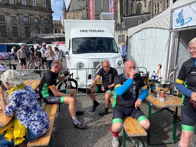 Nazit bij de foodtruck op de Dam