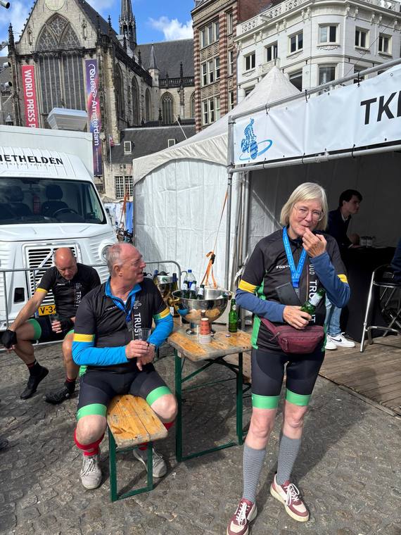 Deelnemers met een drankje bij de tent