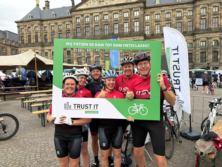 Groep deelnemers juicht na de finish
